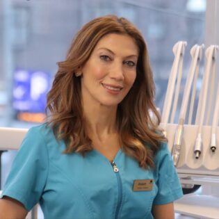 Alaleh Tarahomi, tandläkare och klinikchef på Gloss & Floss Dental Care på Södermalm i Stockholm.