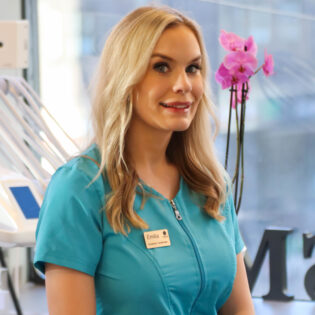 Emilia Bergman, tandsköterska och hudterapeut på Gloss & Floss Dental Care på Södermalm i Stockholm.