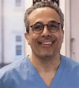Dr Sia Maani, expert på bettfysiologi och TMJ-behandling på Gloss & Floss Stockholm