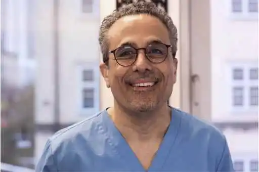 Dr Sia Maani, expert på bettfysiologi och TMJ-behandling på Gloss & Floss Stockholm