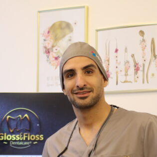 Amir Sikaroudi, tandläkare med inriktning på käkkirurgi och implantologi på Gloss & Floss på Södermalm i Stockholm.