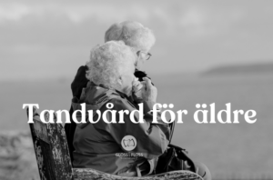 Äldre par som sitter på bänk vid havet – tandvård för äldre hos Gloss & Floss Dental Care i Stockholm.