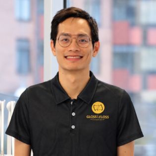 Portrait of Allen Chiu, licensed dentist at Gloss & Floss Dental Care in Stockholm.